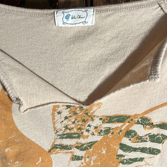 ✨2 for $20✨ Khaki/beige 3/4 length graphic t shirt with green and orange print. - Picture 4 of 8